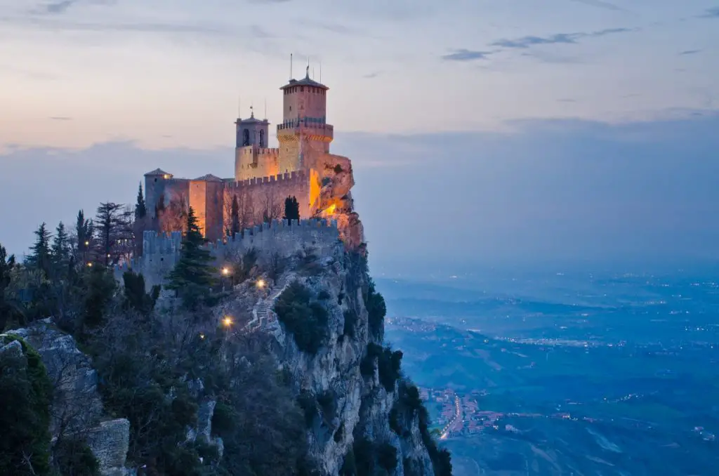 Trasferirsi a San Marino e pagare meno tasse