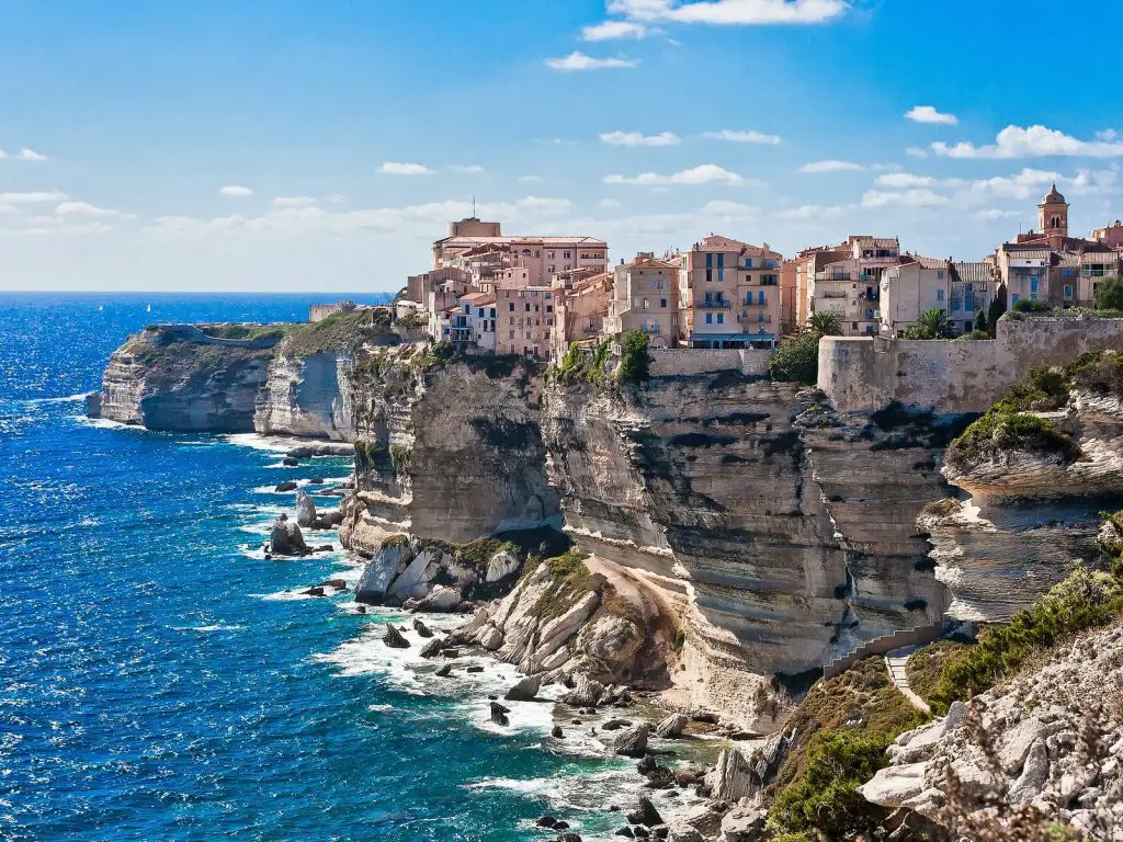 Corsica, Francia: vivere e lavorare nella Sardegna francese