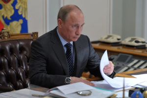 Putin firma legge contro censura social: Facebook e Twitter saranno bloccati se discriminano