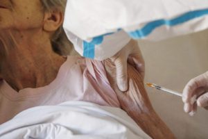 Spagna, anziano muore dopo la seconda dose di vaccino Pfizer